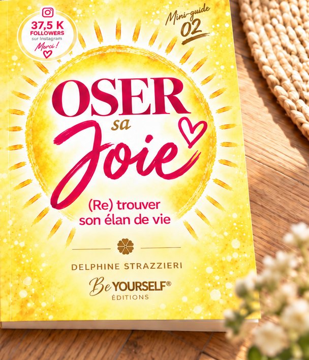 Couverture du mini-guide OSER sa JOIE, (Re)trouver son élan de vie, de Delphine Strazzieri, BE YOURSELF® Éditions, posé sur une table en bois